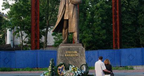 Details about   Stepan Bandera monument Ternopil Ukraine Pin badge 