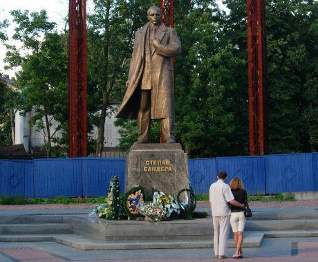 02-Bandera Monument in Lviv -1 2_1.jpg