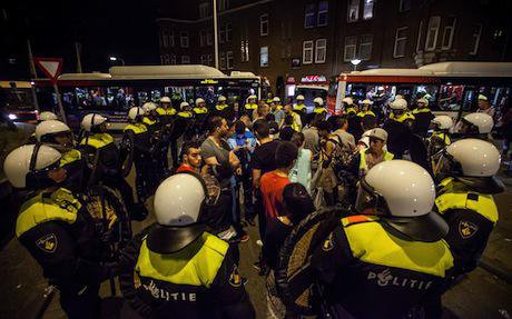 100 protesters arrested during unrest in The Hague. Demotix/Geronimo Matulessy. All rights reserved.