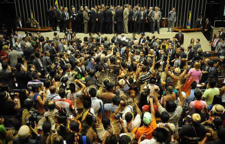 1024px-Índios_no_plenário_da_Câmara_dos_Deputados_-_Brasil.jpg