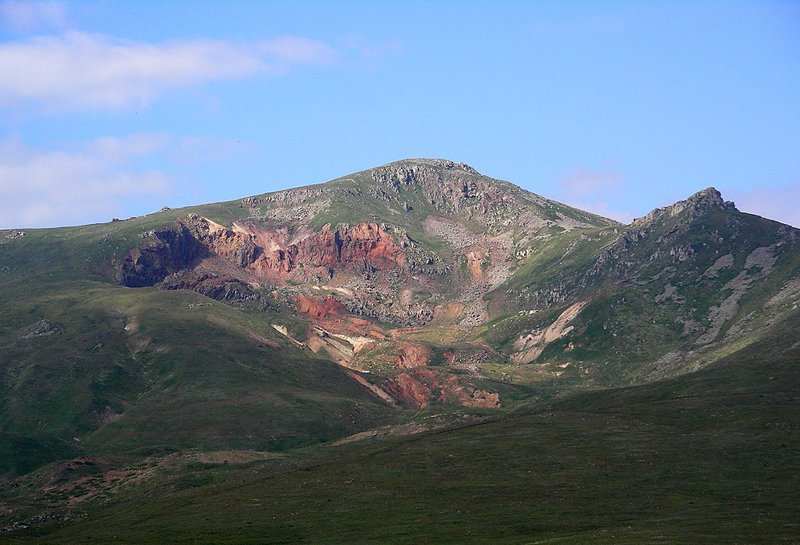 1024px-Mountain_Amulsar,_Armenia.jpg