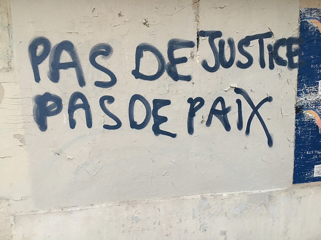 Paris Batignolles 2 juin 2020 Slogan sur mur pour Adama Traoré et George Floyd