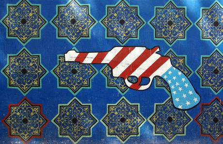 1024px-Teheran_US_embassy_propaganda_gun.jpg