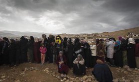 A line of female refugees from Syria waits to register with UNHCR in Arsal, Lebanon, November 2013. M. Hofer/UNHCR/Flickr. Som