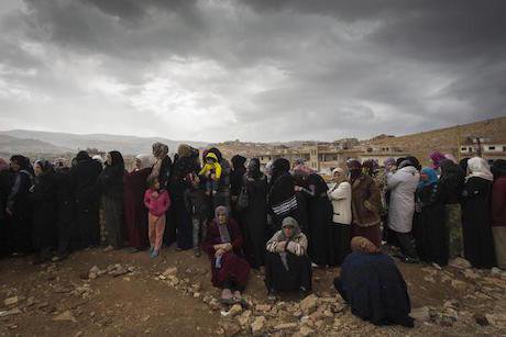  A line of female refugees from Syria waits to register with UNHCR in Arsal, Lebanon, November 2013. M. Hofer/UNHCR/Flickr. Som