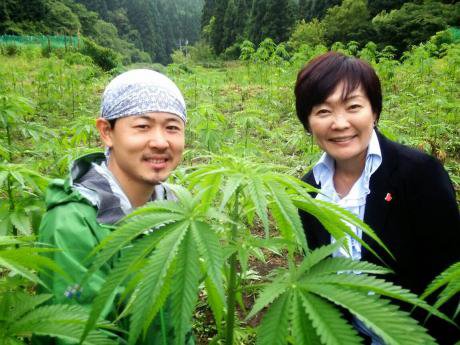 Akie Abe, Japan&#39;s first lady, visits a legal hemp farm in western Japan