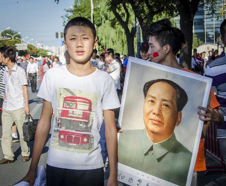 The portrait of Chairman Mao is still very popular among protesters who brandish it in the air at every occasion