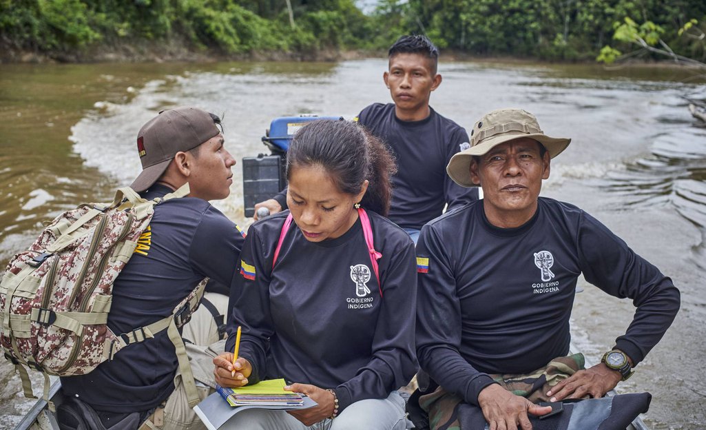 Integrantes da guarda indígena ambiental durante una navegação de rotina pelo rio Amacayacu, próximo à comunidade de San Martín