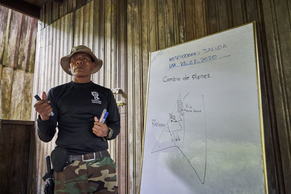 José Gregorio mostra a sua equipe o caminho a ser realizado na fiscalização de rotina de seu território, antes de partir