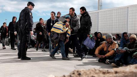 Lampedusan authorities disembark migrants from Libya, February 2015. 