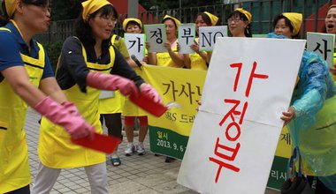 20130906_a%20protest%20to%20complain%20against%20TV%20drama_No%20maid%20but%20house%20manager.jpg
