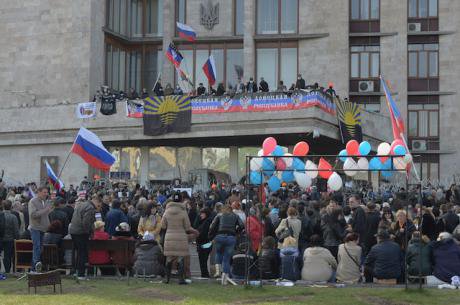 Anti-Kyiv protesters outside Donetsk's town hall.