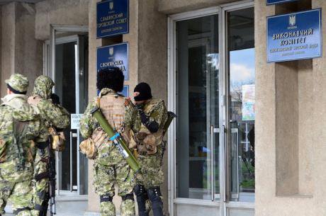Masked and uniformed men with AK-47s and an RPG-27 outside Slovyansk&#39;s town hall.
