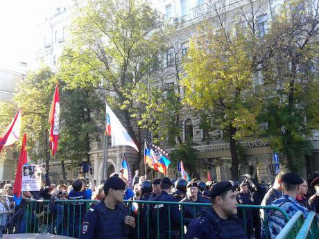 Counter-demonstrators, held back by a police cordon, hold flags of &#39;Novorossiya.&#39;