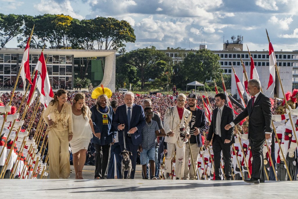 Lula caminhando com os representantes do povo