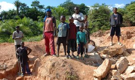 2048px-Child_labor,_Artisan_Mining_in_Kailo_Congo.jpg
