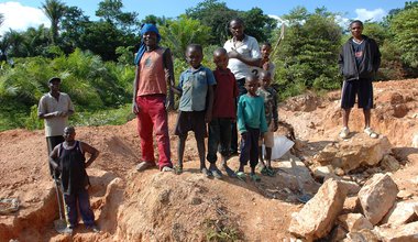 2048px-Child_labor,_Artisan_Mining_in_Kailo_Congo.jpg