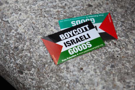 Pro-Palestinian activists protest at John Lewis.  Mark Kerrison/Demotix. All rights reserved.