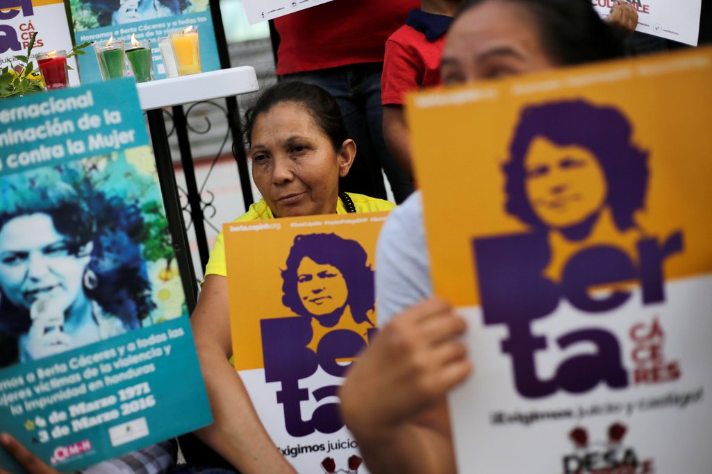 Manifestantes con un cartel recordando a Berta.