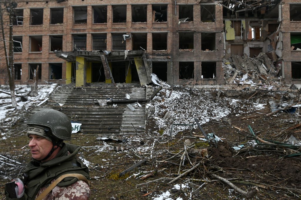 Un soldado ucraniano frente a una escuela de Valsylkiv que ha sido alcanzada por misiles rusos