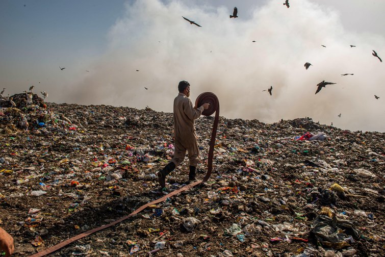 Delhi's overfilled landfills catch fire and poison the Indian capital | openDemocracy Delhi's overfilled landfills catch fire and poison the Indian capital | openDemocracy