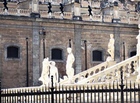 3.statuesGraffello.jpg