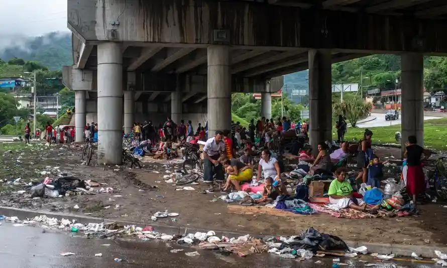 Pessoas em baixo de uma ponte