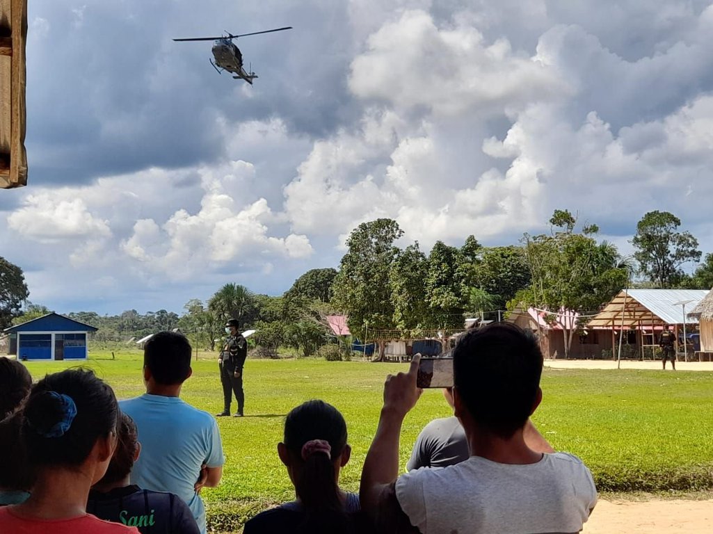 Um helicóptero militar pousa na Flor de Ucayali