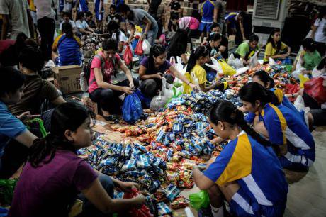 Volunteers repack relief goods for typhoon victims. Demotix/Ezra Acayan. All rights reserved.