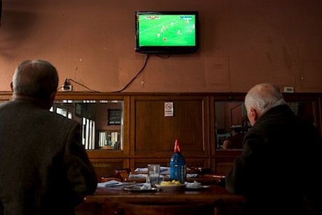 Argentines watch a football game in Buenos Aires. Demotix/FitoKeller. All rights reserved.