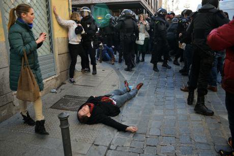 Anti-eviction protest in Madrid over terminally ill resident, 2014.