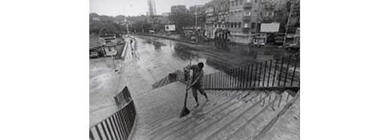 Sweeping a pedestrian bridge, Mumbai (Photo © Sudharak Olwe 2003)