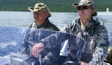 Сергей Шойгу в лодке с Владимиром Путиным