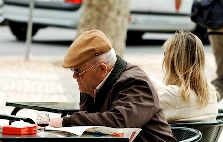 A man reading a newspaper in Lisbon. Flickr/pedrosimoes7. Some rights reserved.
