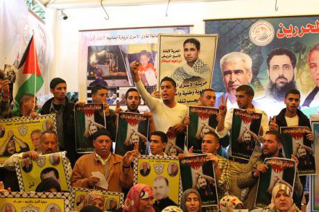 A weekly Gaza sit-in for Palestinian prisoners swells as talks collapse, April 2014
