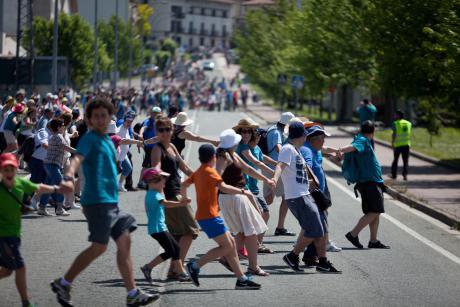 The human chain through the Basque region on 8 June 2014. Demotix/Javi Julio. All rights reserved.