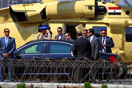 Abdel Fattah Sisi enters the presidential car
