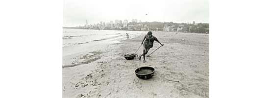Cleaning the beach, Mumbai (Photo © Sudharak Olwe 2003)
