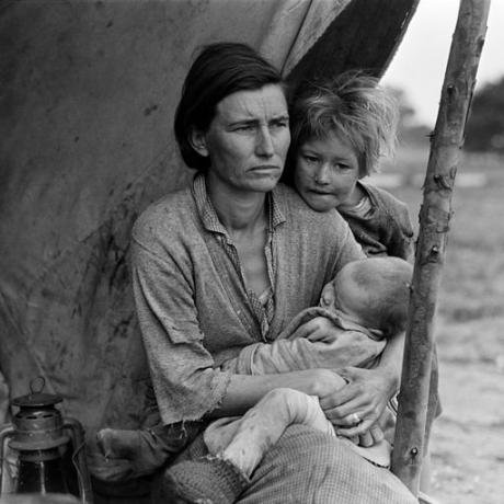 512px-Dorothea_Lange,_Migrant_mother_(alternative),_Nipomo,_California,_1936.jpg