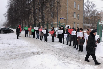 Пикет врачей и жителей у 10-го роддома, Москва.