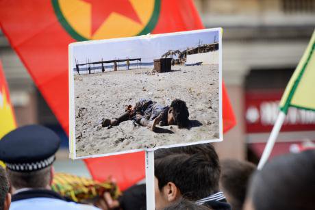 Kurds in London rally against IS attacks on Kobane.