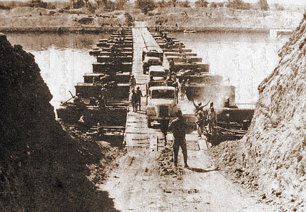 600px-Bridge_Crossing.jpg