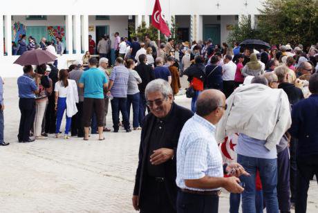 Tunisian voters queuing to vote in parliamentray elections, 2014.