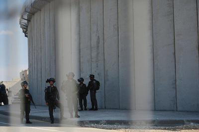 Israel’s separation wall. Demotix/Laura Chiesa. All rights reserved.