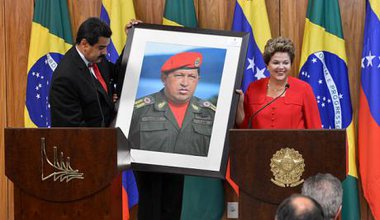 640px-Dilma_Rousseff_receiving_a_Hugo_Chávez_picture_from_Nicolás_Maduro_0.jpg