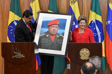 640px-Dilma_Rousseff_receiving_a_Hugo_Chávez_picture_from_Nicolás_Maduro.jpg