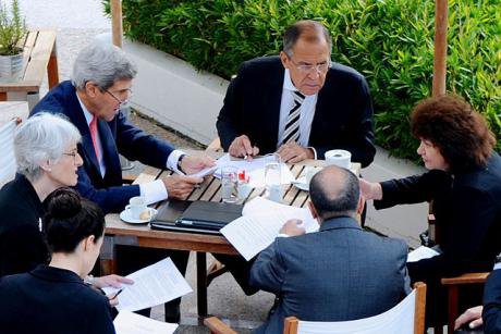640px-Kerry_and_Lavrov,_with_senior_advisers,_negotiate_chemical_weapons_agreement_on_September_14,_2013.jpg