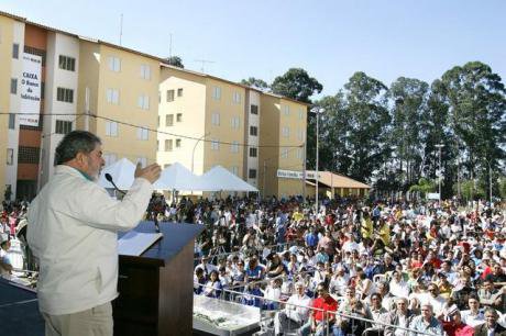 President Lula speaking to recipients of Bolsa Familia programme, Diadema, 2005.