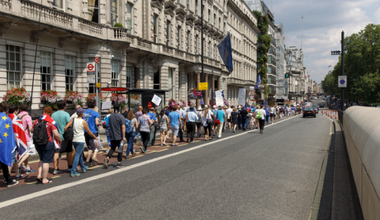 640px-Participants_in_a_London_pro-EU,_anti-Brexit_march_pass_through_Piccadilly_on_23_July_2016.png