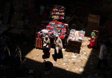 640px-Shopping_in_the_spotlight_(Cairo).jpg